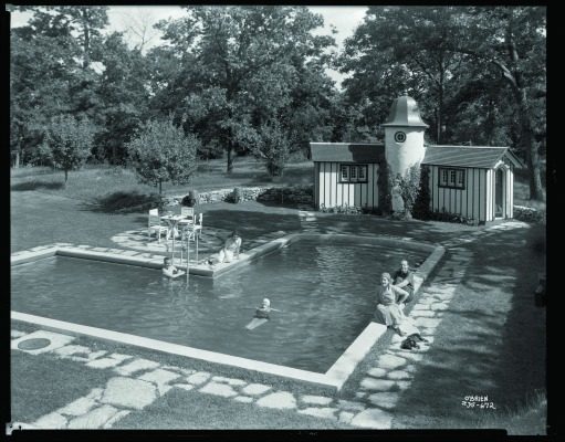 The pool and adjacent pool house at Ten Chimneys were popular gathering spots . At right, Alfred Lunt and Lynn Fontanne entertain three friends.