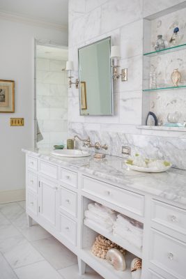The primary bath features a luxurious copper soaking tub and marble counters. Childers says she chose the bathroom fixtures for their “living patina,” a finish that will naturally age over
time to provide even more character.